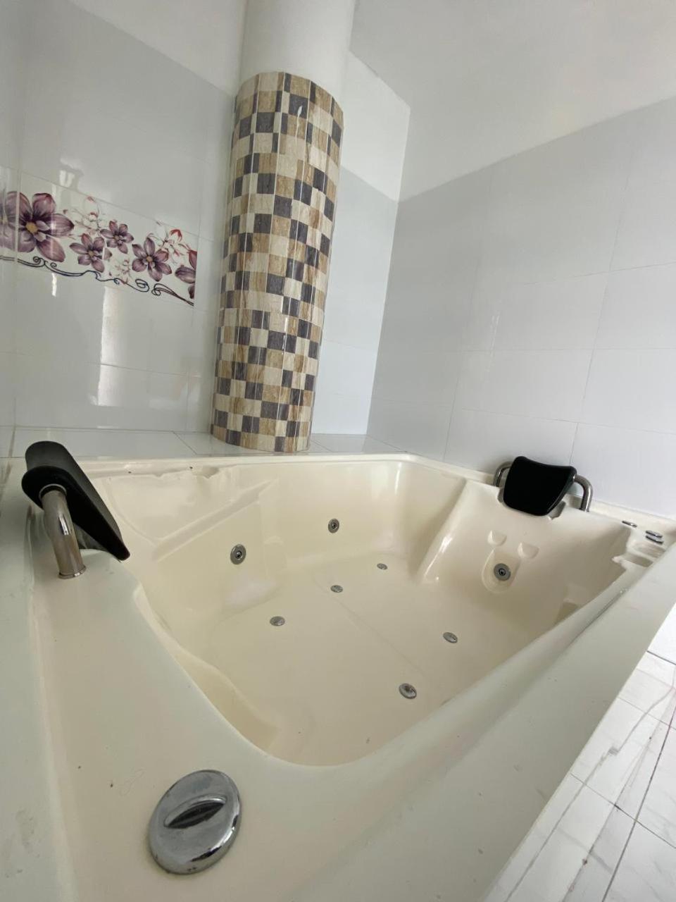 Hotel Suite Royal 梅尔加 外观 照片